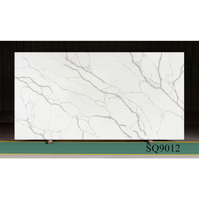 キッチンカウンタートップ用の低シリカクォーツ人工水晶石スラブ工場ホワイトカラカッタ