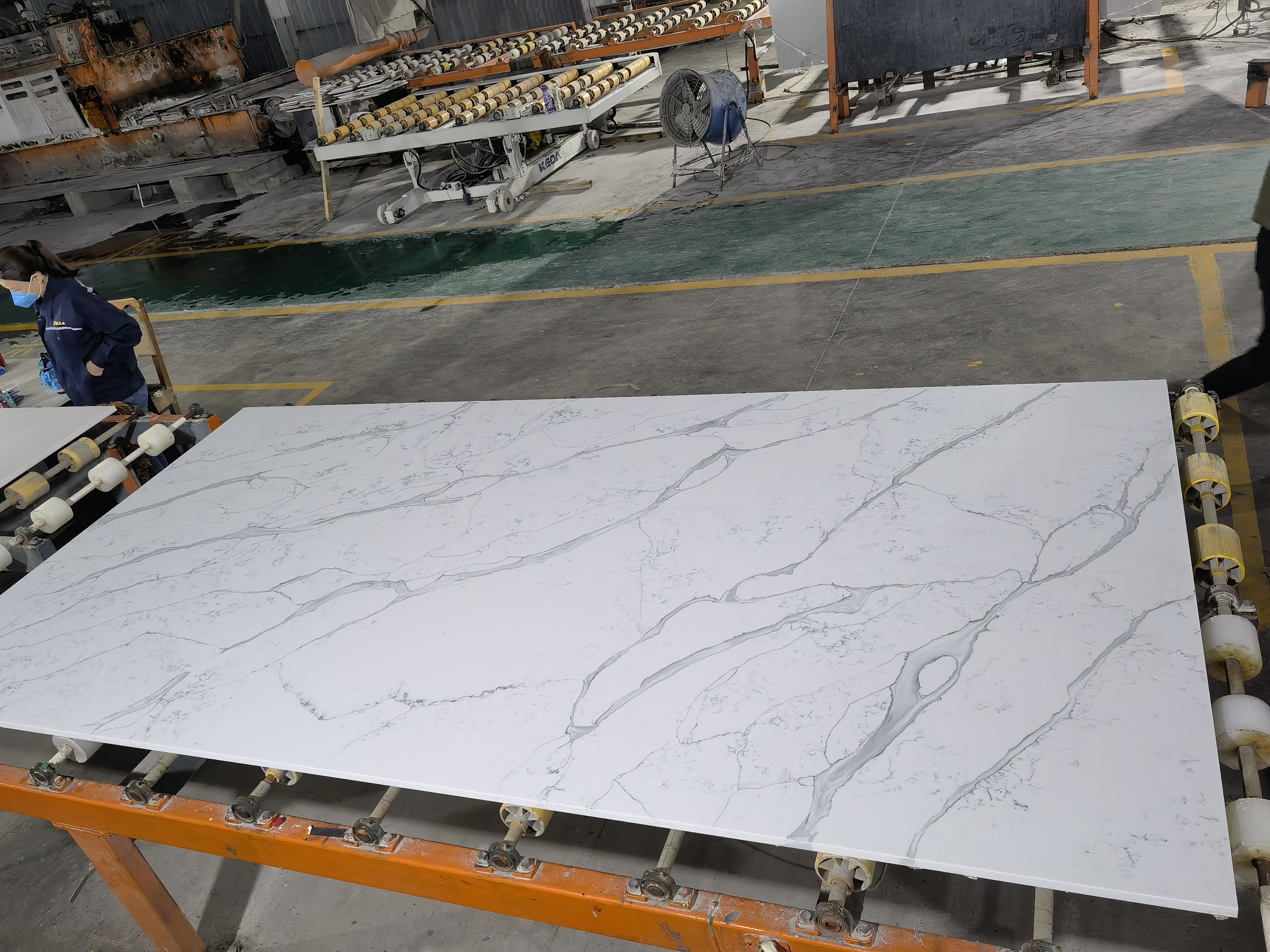 Losas de cuarzo blanco Calacatta resistentes al desgaste de primera calidad para uso comercial