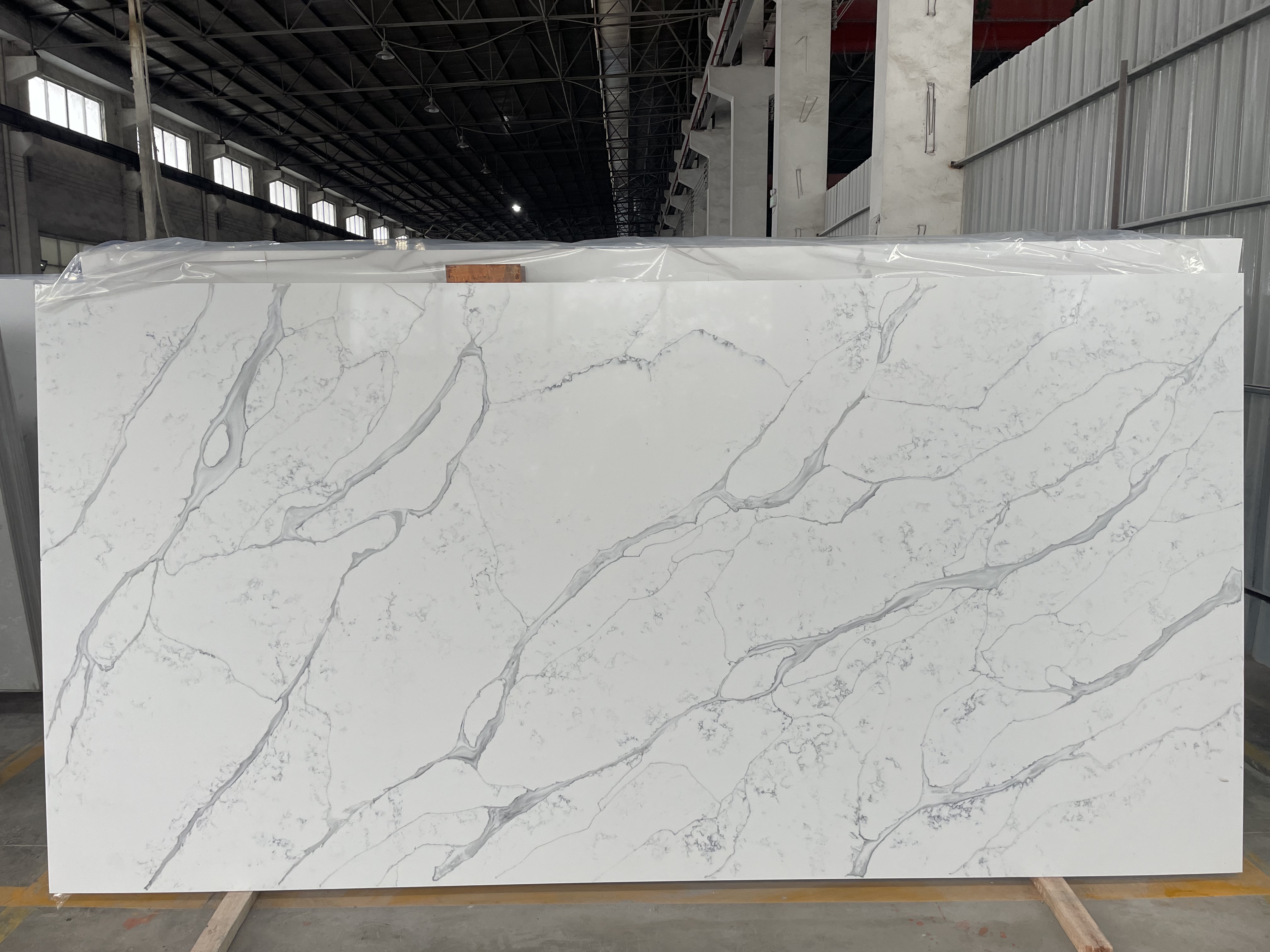 Losas de cuarzo blanco Calacatta resistentes al desgaste de primera calidad para uso comercial