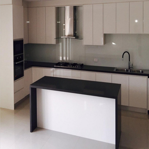 Losa de piedra de cuarzo de s&iacute;lice cero negro puro para dise&ntilde;o de cocinas y ba&ntilde;os