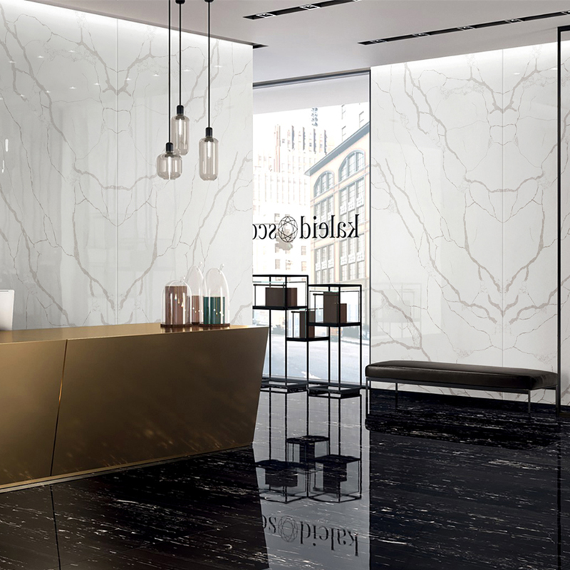 キッチンカウンタートップ用の低シリカクォーツ人工水晶石スラブ工場ホワイトカラカッタ